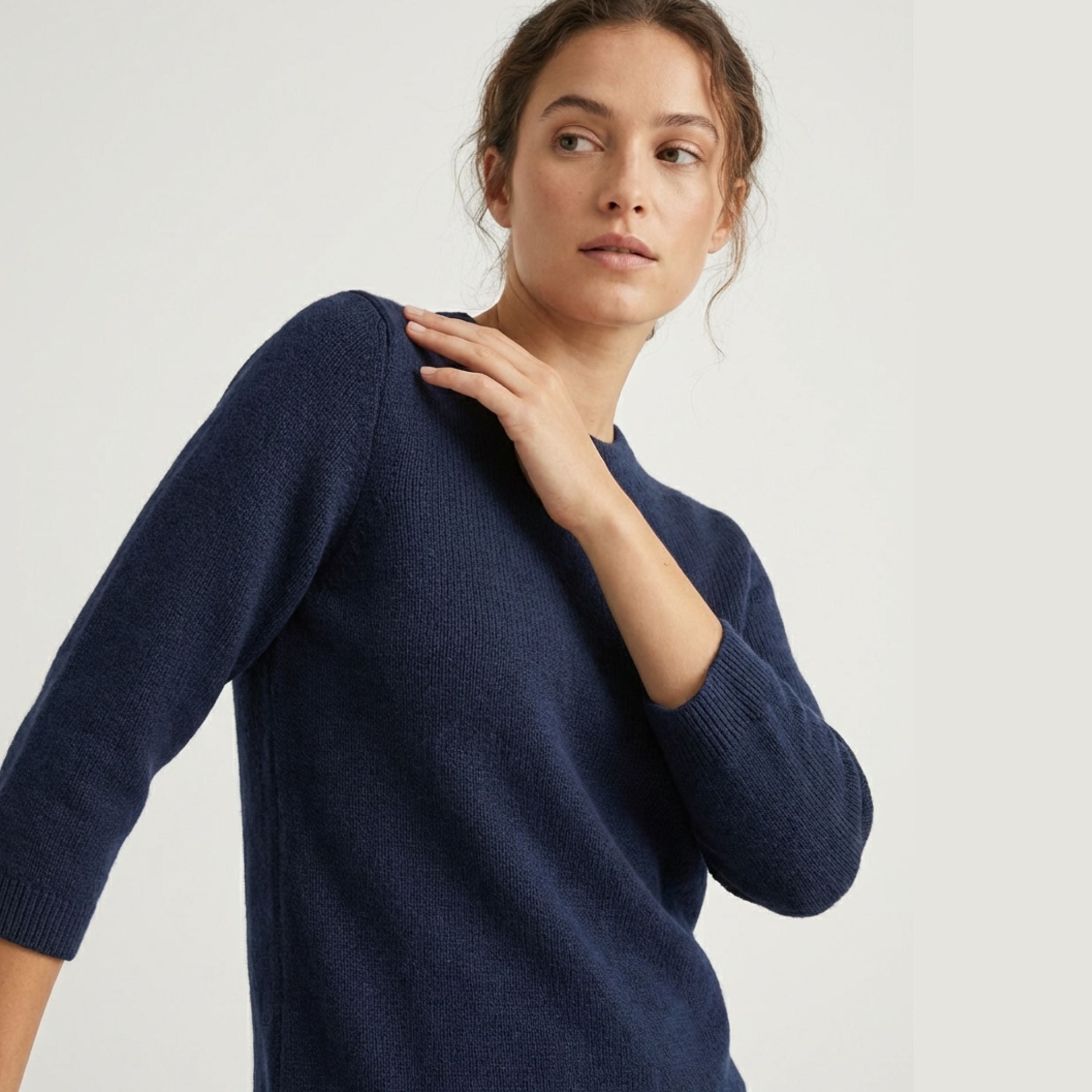 Female model wearing a navy blue, regular-fit 3 quarter sleeve sweater made of 100% cashmere pashmina.